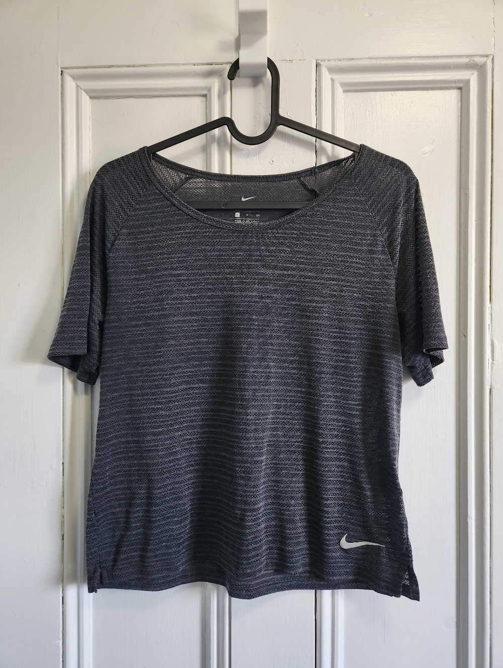 Nike Breathe Women’s Workout Shirt Grey - Size Small